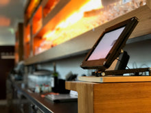 Laden Sie das Bild in den Galerie-Viewer, 9.7" iPad VESA kompatible Halterung