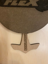 Laden Sie das Bild in den Galerie-Viewer, Battle Cap - Der Untersetzer mit Spaßgarantie für Ihren Junggesellenabschied, Party oder Kneipe