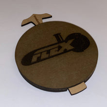 Laden Sie das Bild in den Galerie-Viewer, Battle Cap - Der Untersetzer mit Spaßgarantie für Ihren Junggesellenabschied, Party oder Kneipe